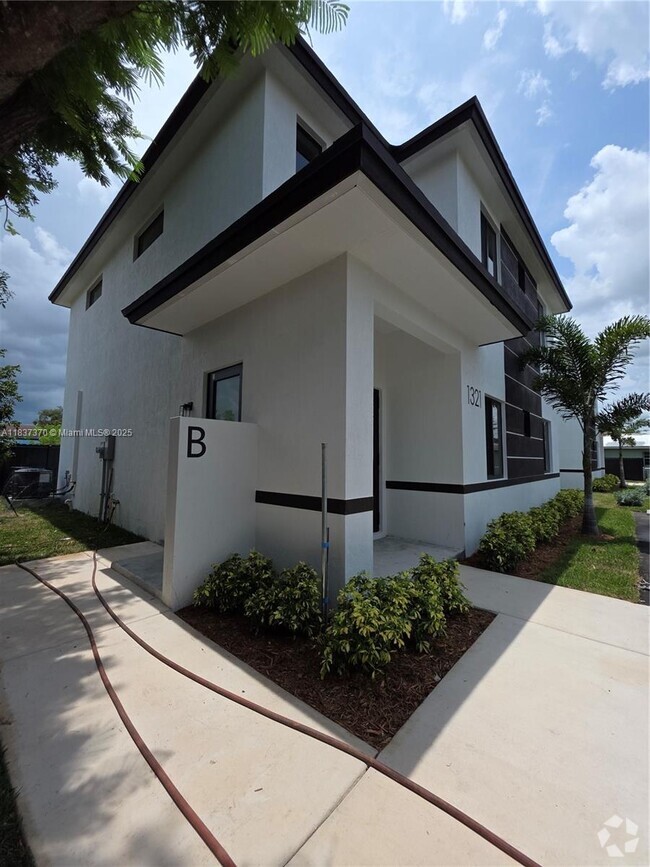 Building Photo - 1321 NW 6th Ave Unit B Rental