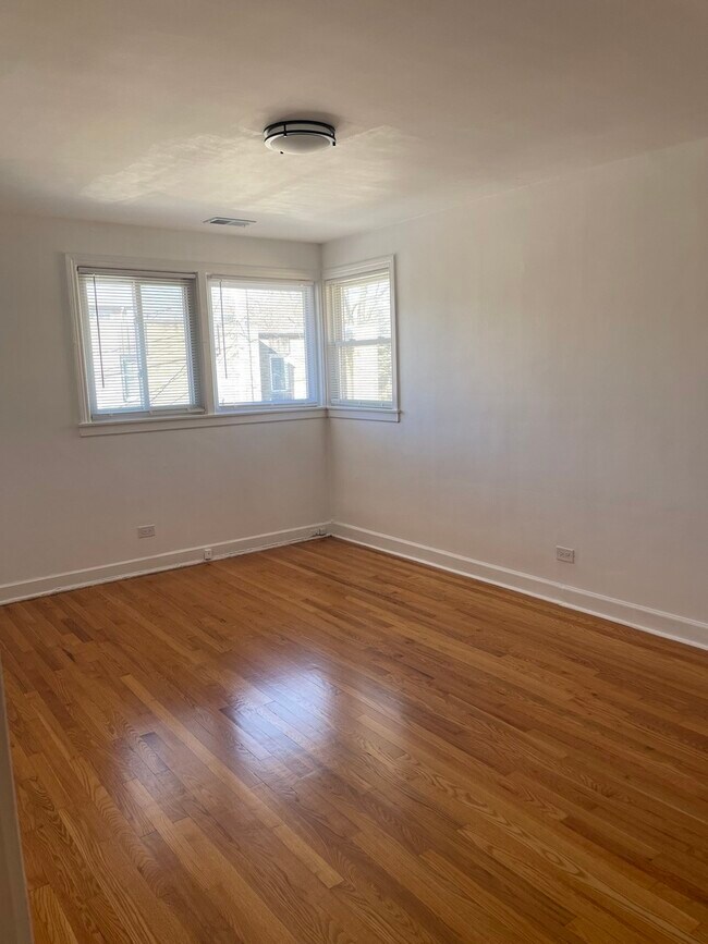 Photo - 7130 N Paulina St