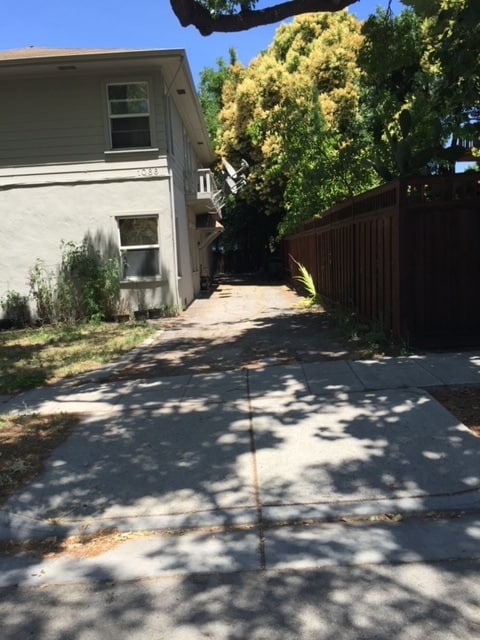 entrance drive way - 1066 Sherwood Ave Unit 4