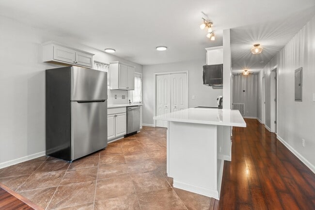 Photo - 2432 Adlai St