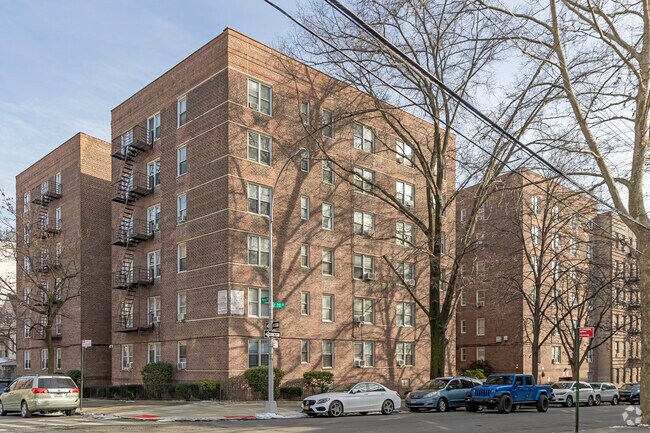 Photo - 325 E 201st St