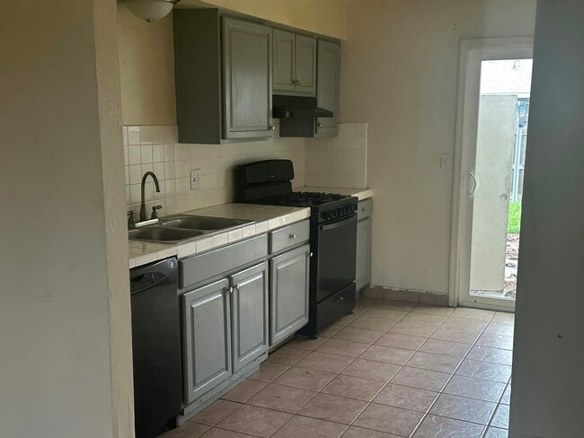 Building Photo - 3007 W Walnut Ave