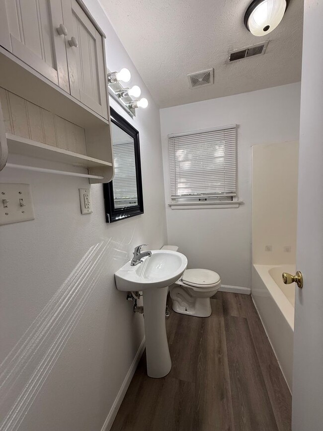 Photo - Charming 3 Bedroom 1 Bath Home AVAILABLE NOW!!