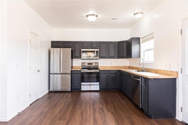 Photo - 915 E Perkins Ave