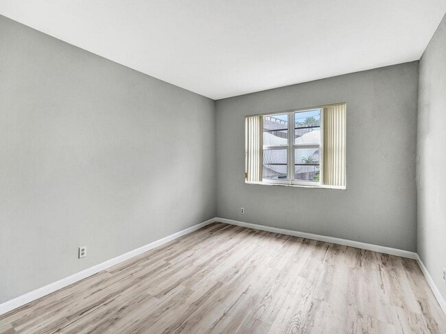 Building Photo - 200 S Birch Rd Unit # 305