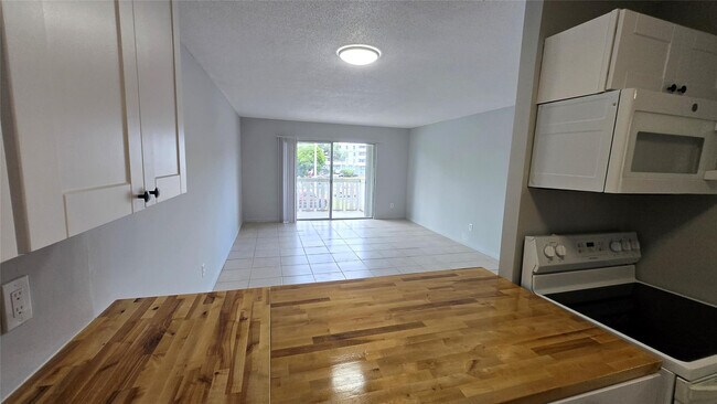 Photo - 15221 NE 6th Ave Unidad A204