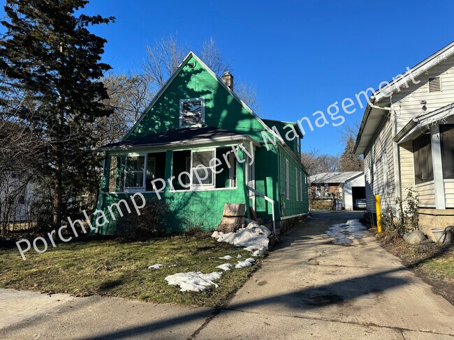 Photo - 749 Spencer St NE