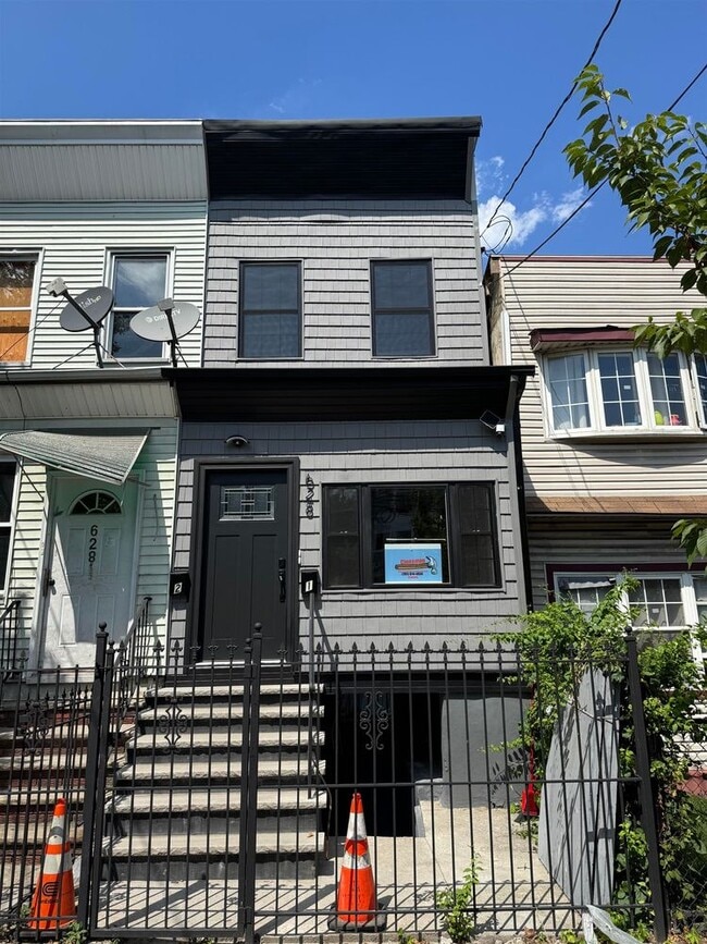 Building Photo - 628 Bramhall Ave Unit 2-2 Rental
