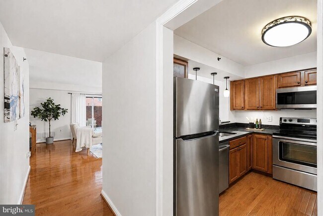 Photo - 610 N West St Unit 105