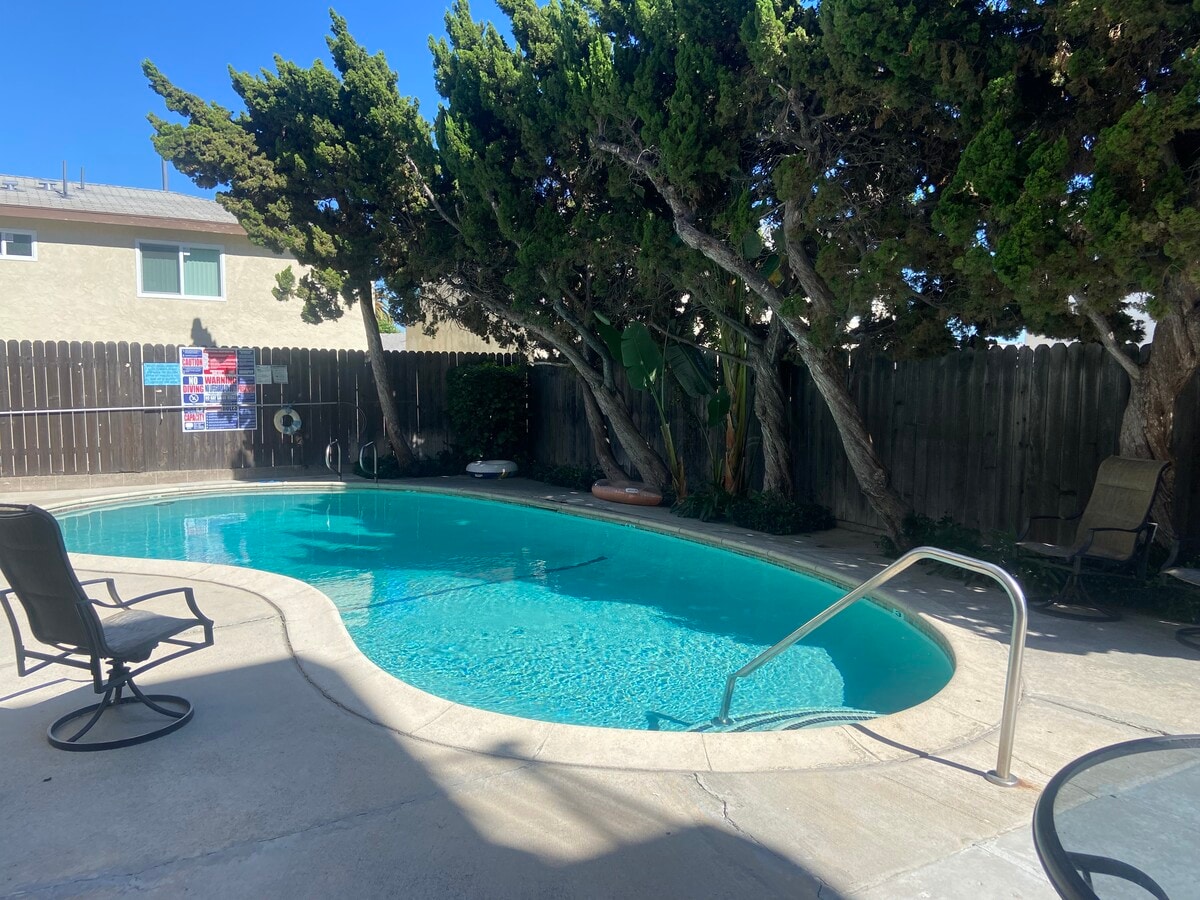 Pool - 5118 De Longpre