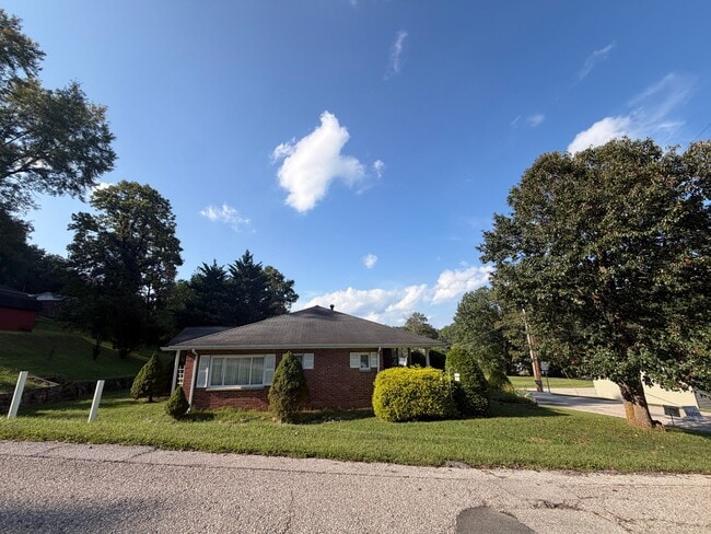 1901 Pinewood Dr