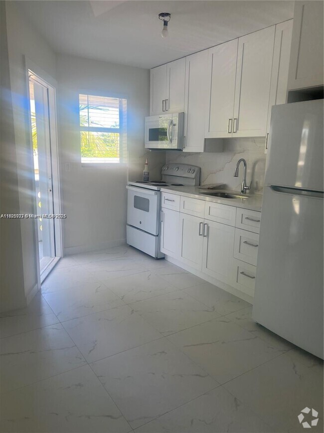 Building Photo - 722 NE 8th St Unit 6 Rental