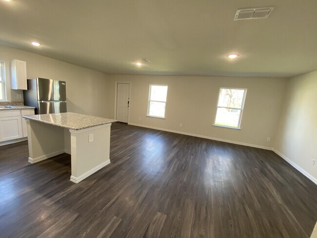 Photo - 104 Holiday Dr