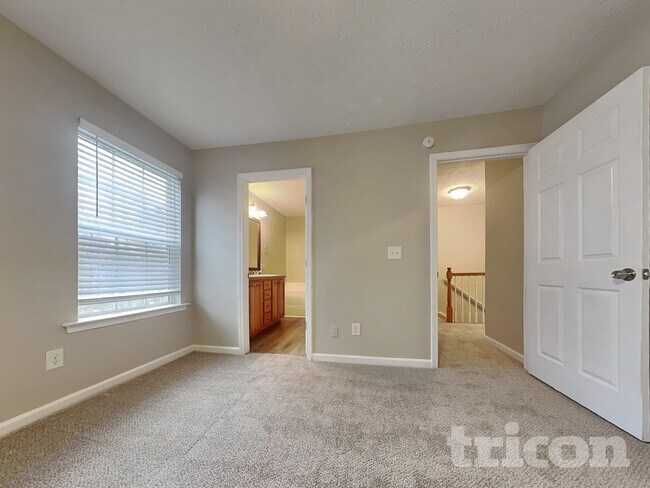 Photo - 37 Roxbury Ln