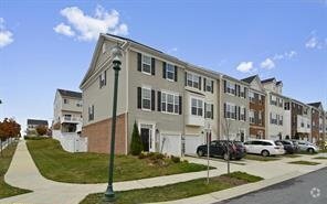 Building Photo - Beaufiful 3BR 2.5BA end unit town home wit...