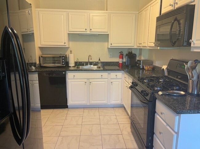 Building Photo - 561 Pacific St Unit 7 Rental