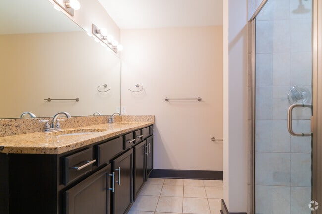 2BR, 2BA - 1,048SF - Primary Bathroom