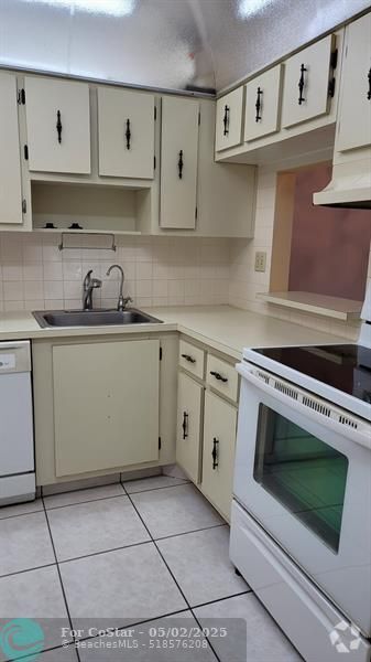 Building Photo - 4394 NW 9th Ave Unit 20-3G Rental