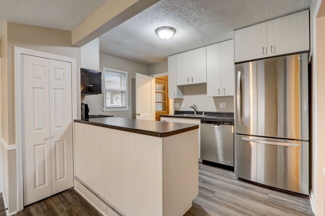 Building Photo - Charming 2BR/2BA Single Family Home!