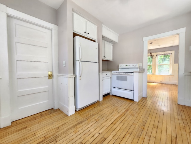 Photo - 387 College Ave