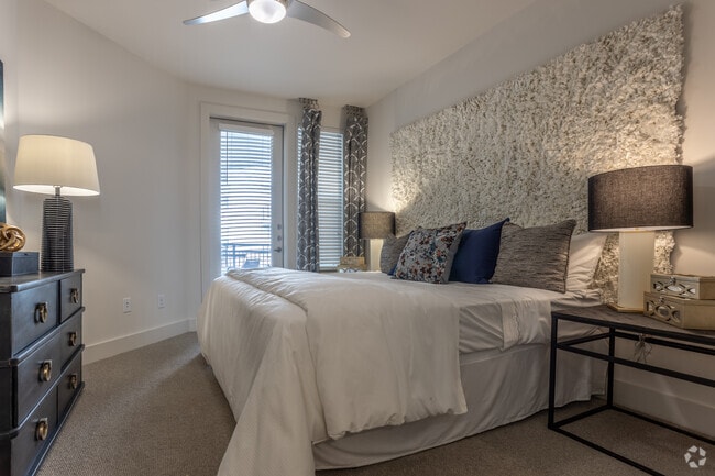 1 BR, 1 BA - 906 SF