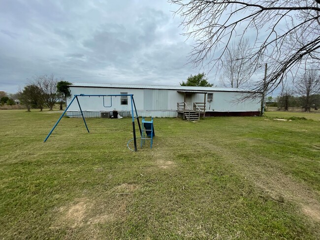 Photo - Country living with spacious front and backyard - 3 beds/ 2bath available now