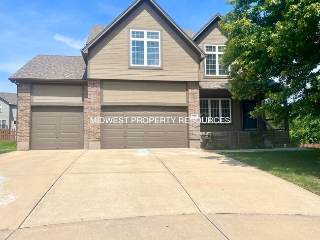 Building Photo - Exquisite 4-Bedroom Home with Spacious Fam...