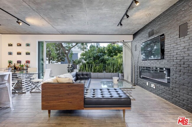 Building Photo - 818 N Doheny Dr Unit 203