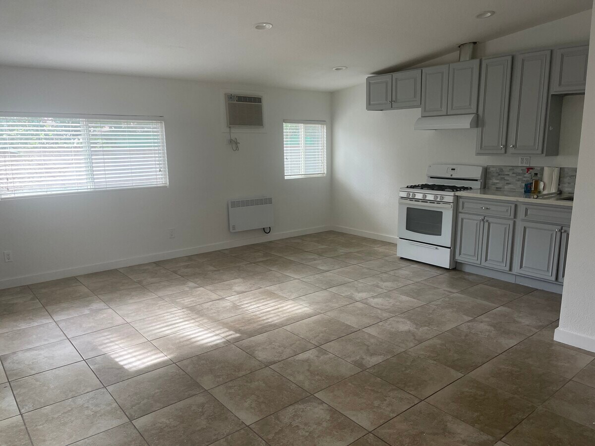 Photo - 22132 Saticoy St