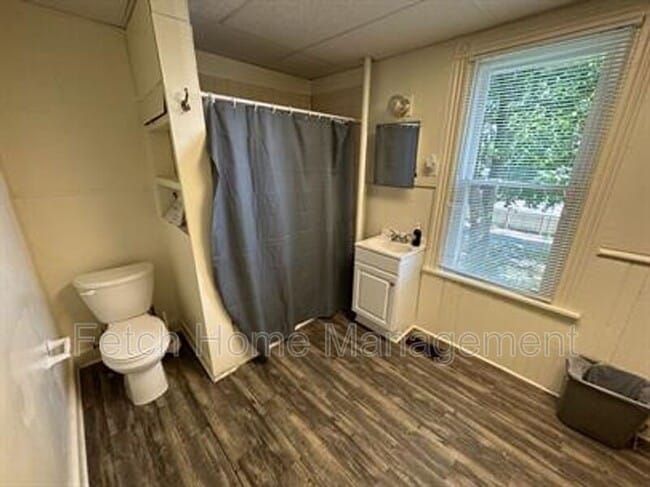 Photo - 722 E King St