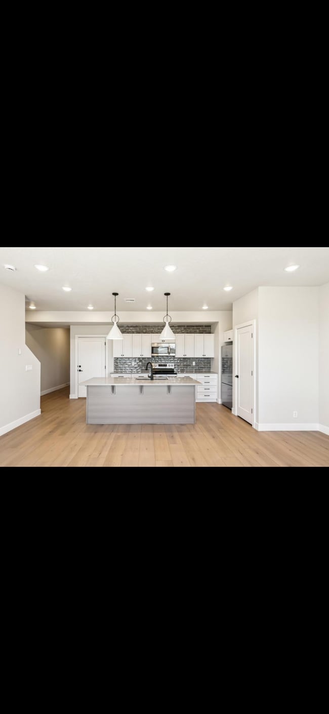 3919 E Razor Dr