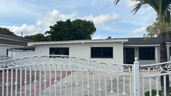 Photo - 215 W 44th St Casa