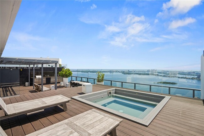 Building Photo - 650 NE 32nd St Unit UPH5303