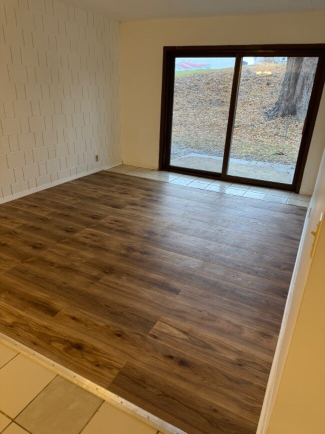 Building Photo - 4 Manor Dr