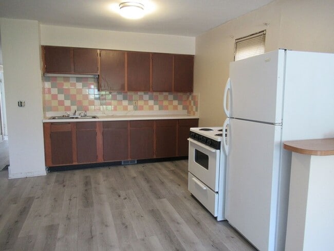 Building Photo - 3 Bedroom 1 Bath 2nd FloorUnit