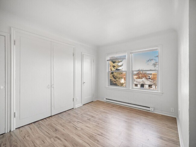 Photo - SUPER LOWER SOUTH HILL LOCATION , CLOSE TO HUCKLEBERRY MARKET Unidad 1503-5