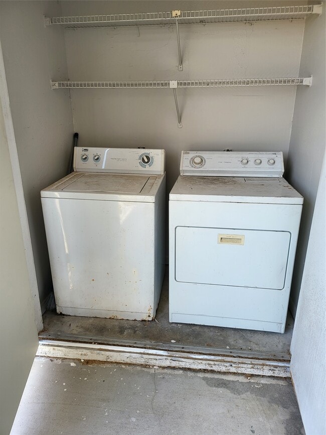 Building Photo - 2818 S Bartell Dr Unit 312