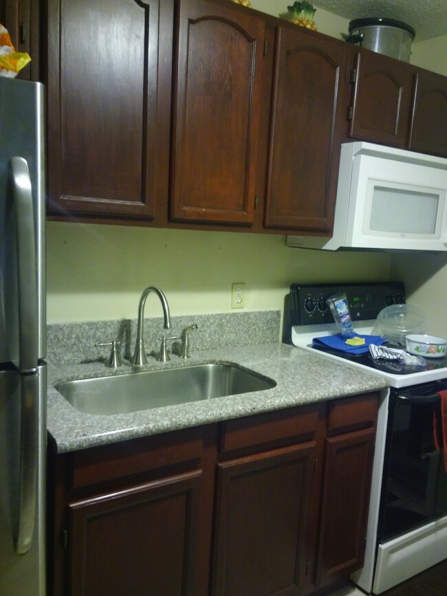 Building Photo - 5301 E 18th Ave Unit Apt B