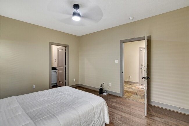 Photo - 837 W 25th St