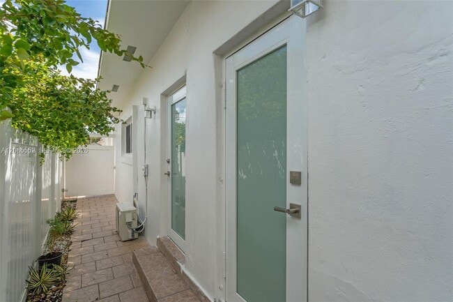 Building Photo - 201 SW 51st Ct Unit 5