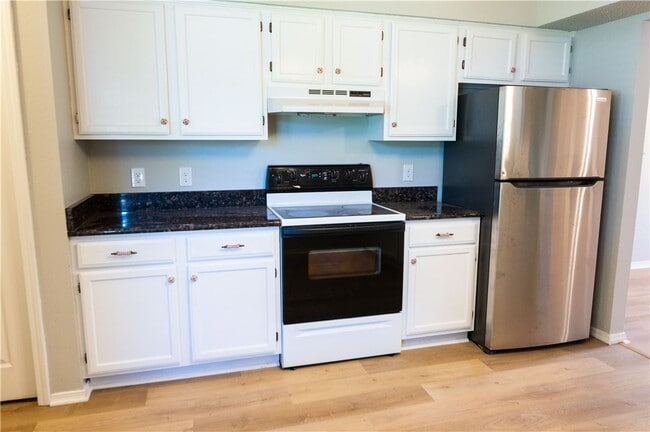 Photo - 654 Terry Ave