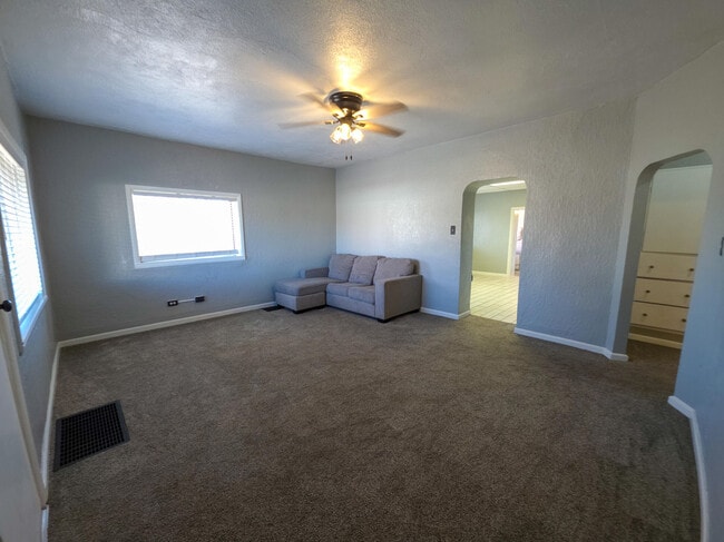 Photo - 321 W 7th St