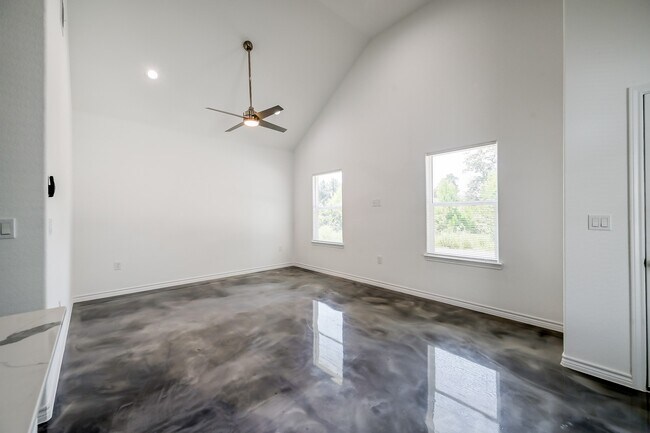 Photo - 837 Queenswood St