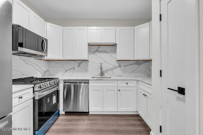 Building Photo - 700 1st Ave Unit B8