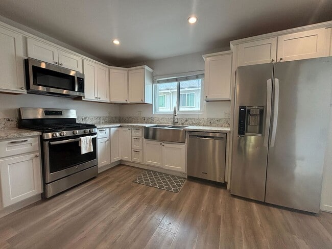 Modern 2-Bedroom Townhome with Garage in t... - Modern 2-Bedroom Townhome with Garage in t...