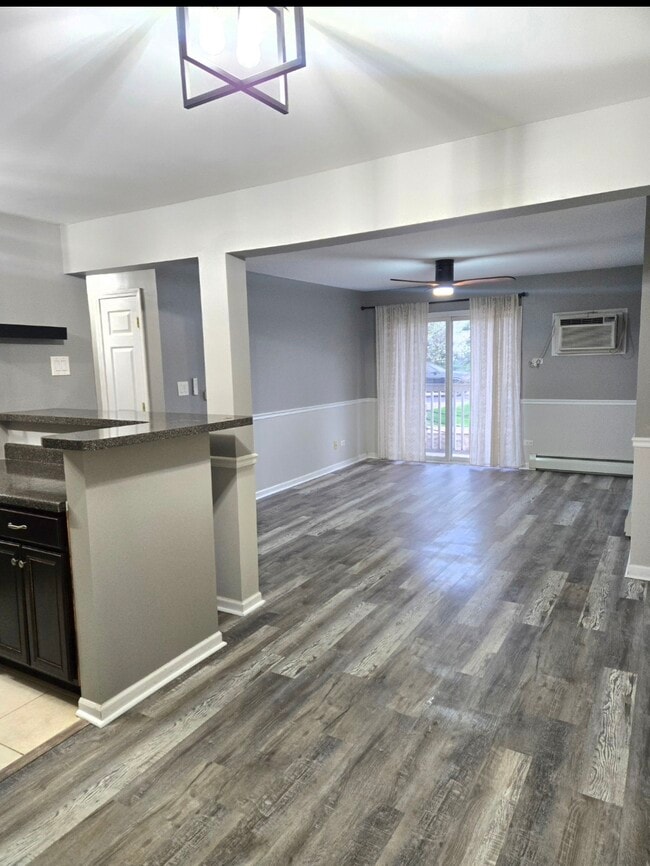 sala de estar - 213 E Liberty St Unidad 8