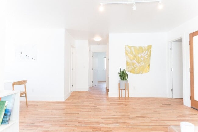 Building Photo - 252 S Ave 18 Unit 02
