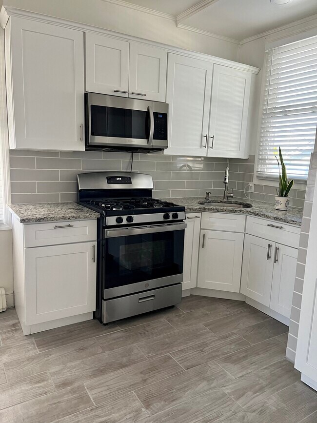 Kitchen - 31 Sidney St Unit 1