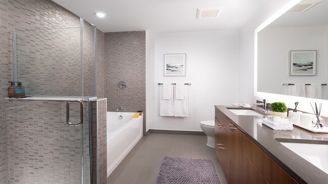 Serene baños con bañeras tipo spa, duchas de vidrio con azulejos
