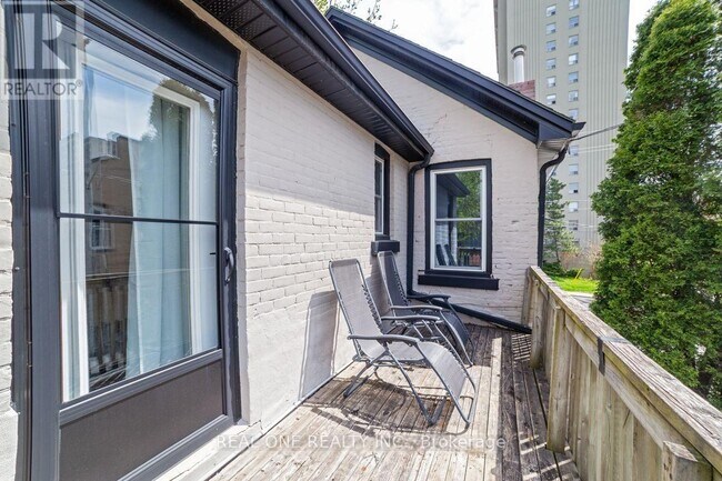 Photo - 118 Queen St S
